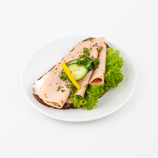 Bauernbrot mit Fleisch belegt