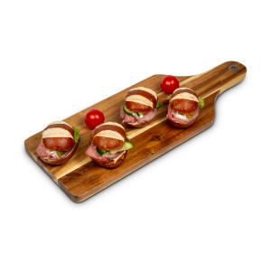 Kleine Laugenbrötchen mit Roastbeef belegt