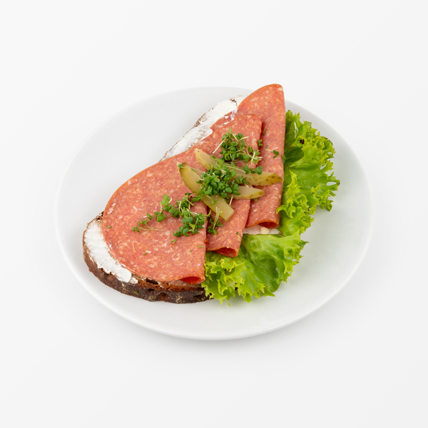 Bauernbrot mit Fleisch belegt