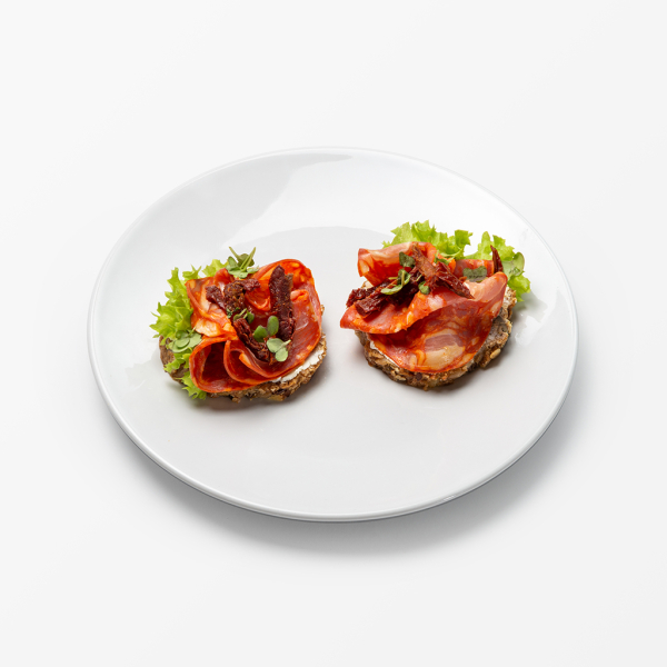 Canapes mit Fleisch belegt (Bio-Brot)
