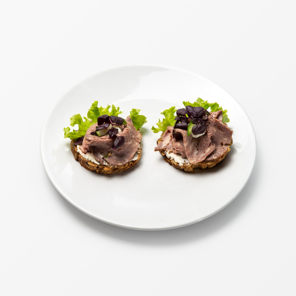 Canapes mit Fleisch belegt (Bio-Brot)
