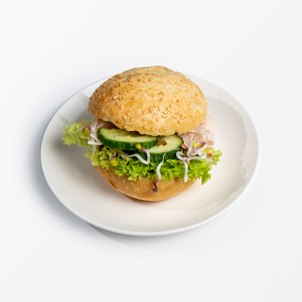 Kleine Brötchen mit Fleisch belegt