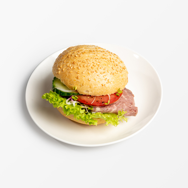 Kleine Brötchen mit Fleisch belegt