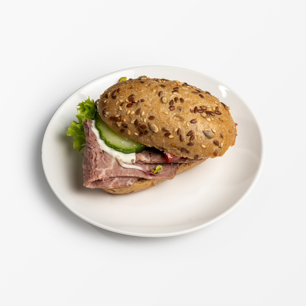 Kleine Brötchen mit Fleisch belegt